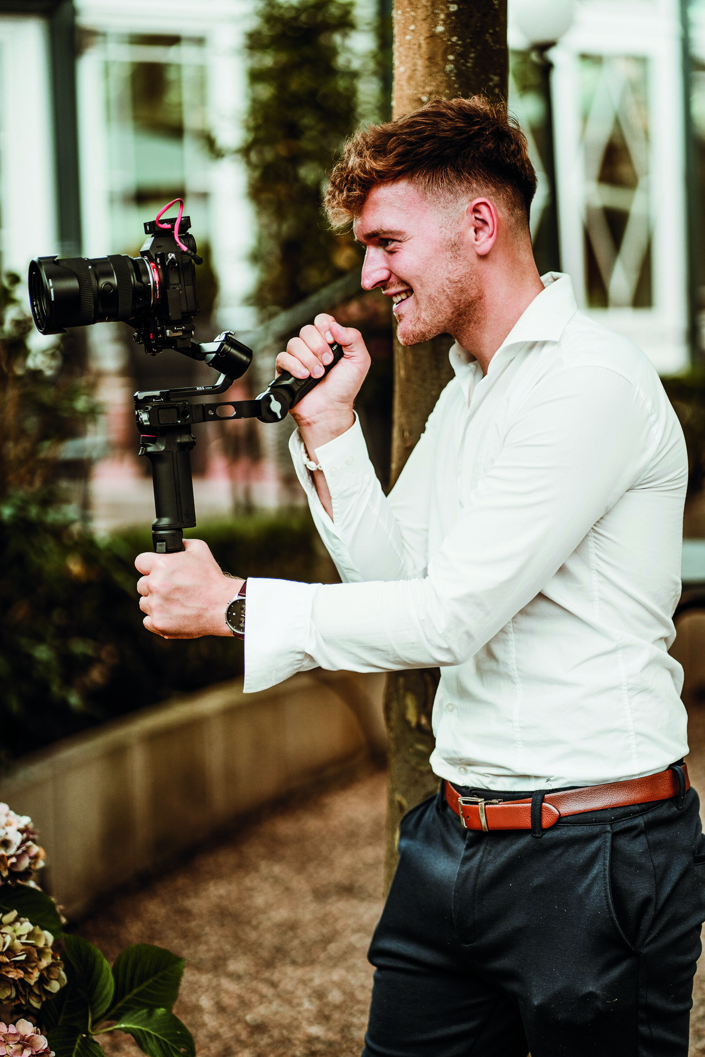 Nils Hillers bei der Arbeit mit Kamera und Gimbal
